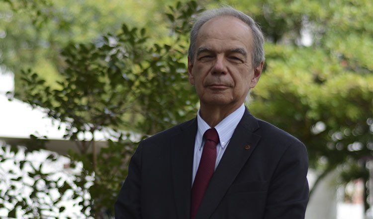 Ser egresado de la Facultad de Derecho UPB