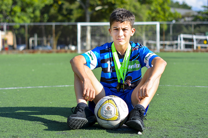 En esta imagen esta el goleador Simon en la cancha de fútbol