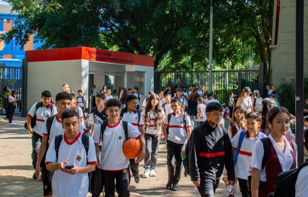 Estudiantes en la hora de la salida del Colegio de la UPB.