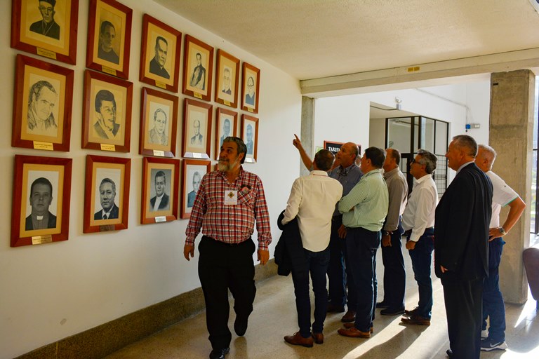 Egresados observando las fotos de los rectores del Colegio.