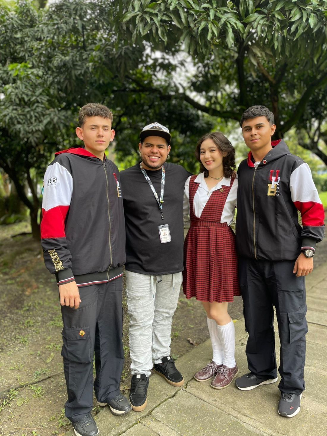 Carolina, Tomás y José Miguel, tres egresados del Colegio 2024, que comparten algo en común: su trayectoria en el Grupo Ensamble. 