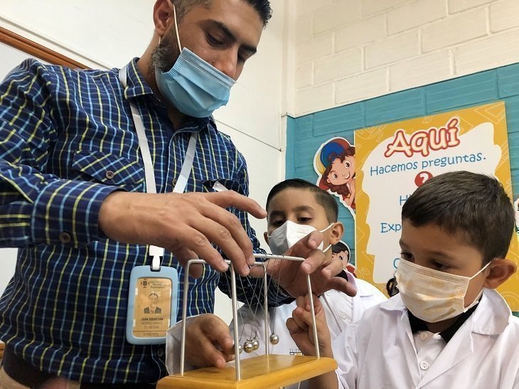 Estudiantes del Colegio de la UPB en el laboratorio de Ciencias Naturales