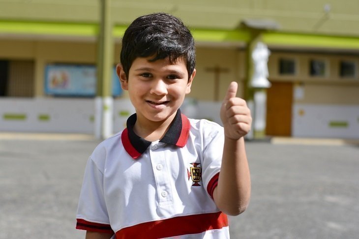 Ismael sonriendo frente a la cámara 