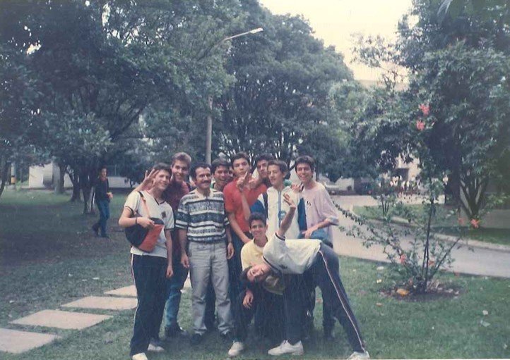 El grupo de amigos de Juan Alejandro en el 1993 