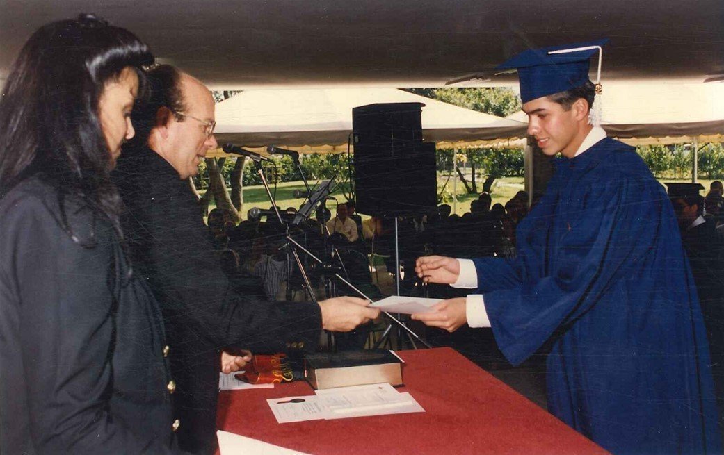 El decano Juan Alejandro recibe, en 1995, el título de bachiller por parte del Rector Gonzalo Restrepo 