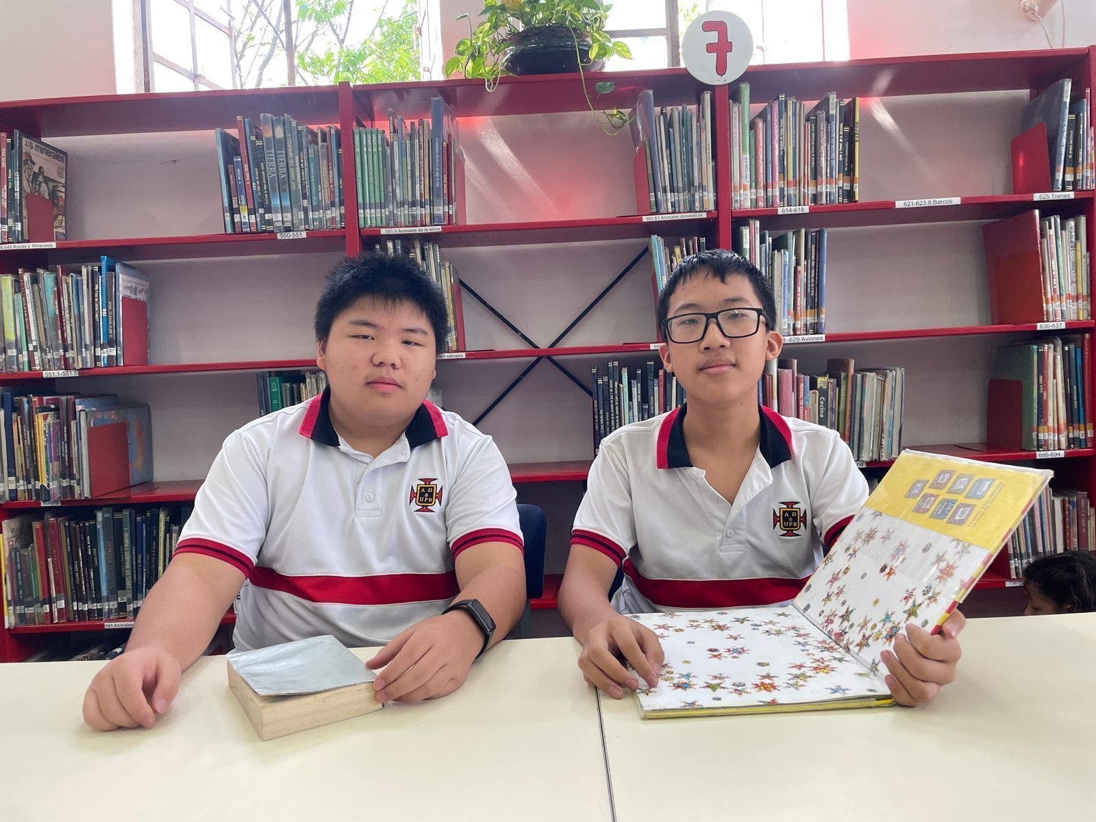Niños chinos en la biblioteca 