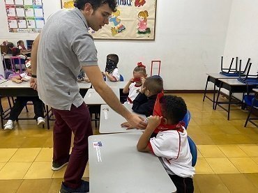 estudiante teniendo la experiencia del olfato