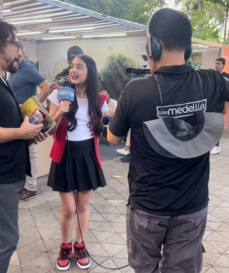 Raquel Cataño Pérez, estudiante de 5°2, tiene 12 años y es corresponsal en Telemedellín en el noticiero infantil Notikids.