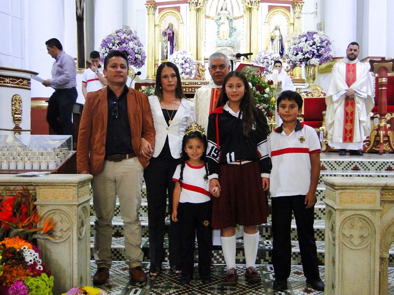 Familia Bolivariana en la Eucaristía que presidió el rector general de la UPB Julio Jairo Ceballos Sepúlveda.