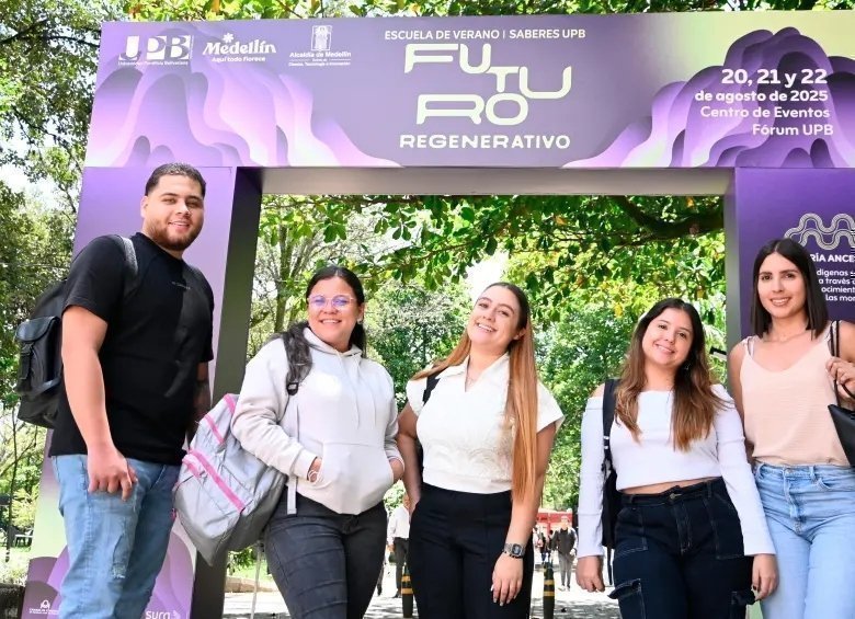 Estudiantes en Bulevar UPB, de fondo se ve cartel de Escuela de Verano 2025