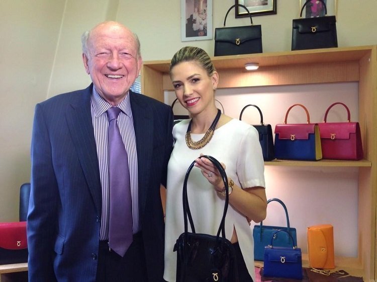 Alexandra durante su entrevista con Gerald Bodmer, CEO de Launer London, la empresa encargada de fabricar los bolsos de la reina de Inglaterra.