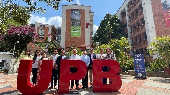 Administrativos del Icpet y la UPB posando para una fotografía