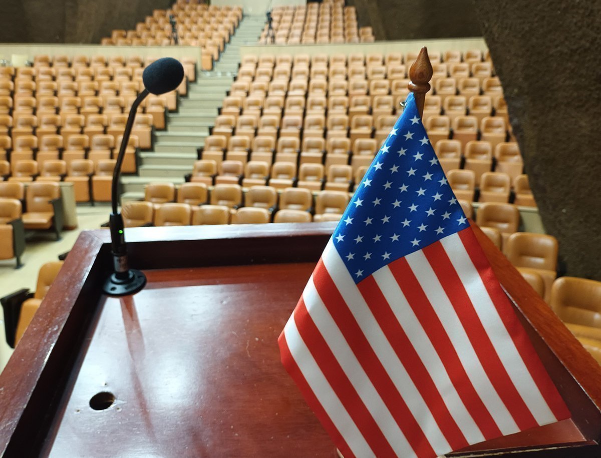 Bandera de Estados Unidos en un auditorio