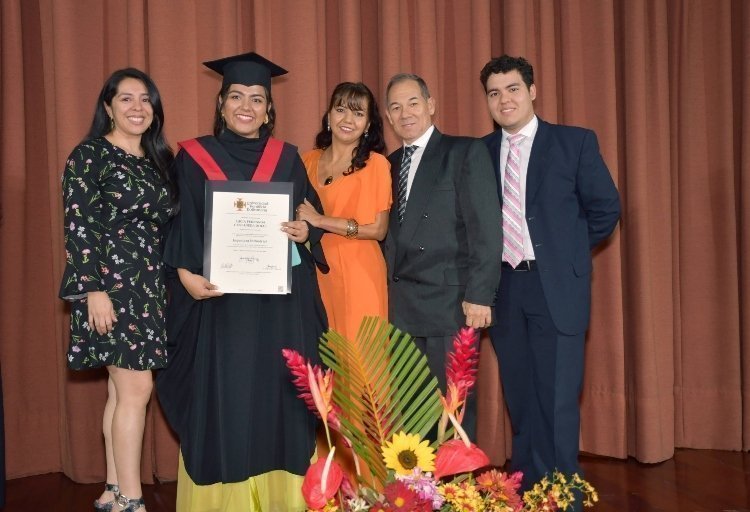 Familiares reunidos con un graduado UPB