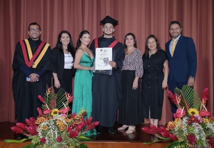 Familiares reunidos con un graduado UPB