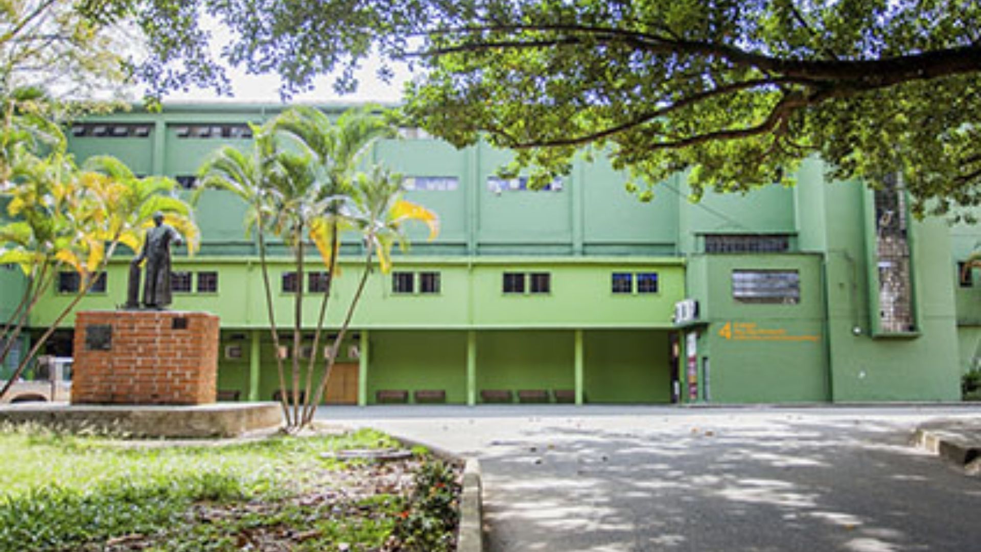 Fachada de color verde del edificio de la Primaria del Colegio de la UPB