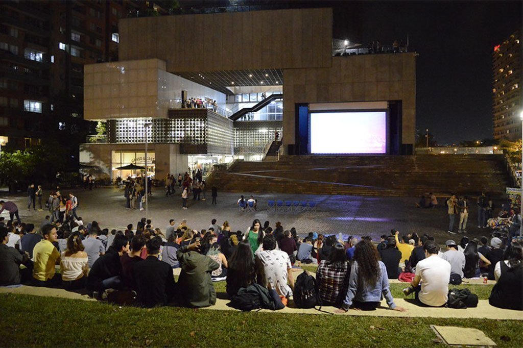 Personas reunidas viendo una película al aire libre