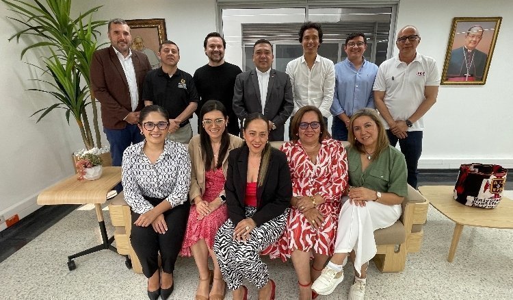 Grupo de personas reunidas posando para una fotografía