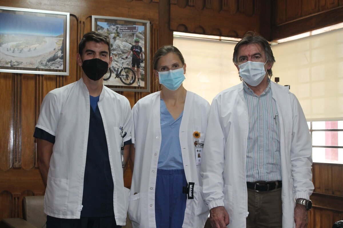 Los estudiantes norteamericanos junto al decano de la Escuela de Ciencias de la Salud, Marco Antonio González.