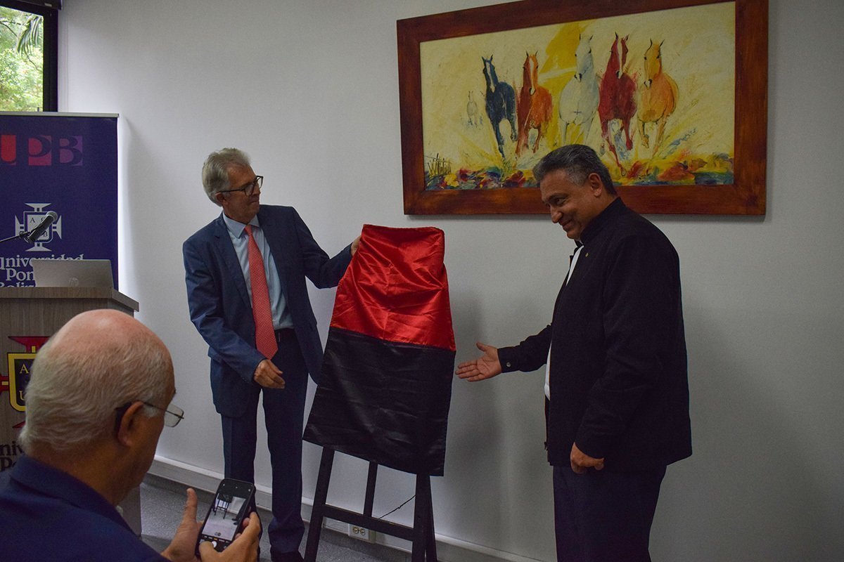 El actual decano de la Escuela de Derecho y Ciencias Políticas, Jaime Arrubla Paucar, y el Rector General de la UPB, padre Diego Marulanda Díaz, junto al retrato, aún oculto, de Jorge Octavio Ramírez