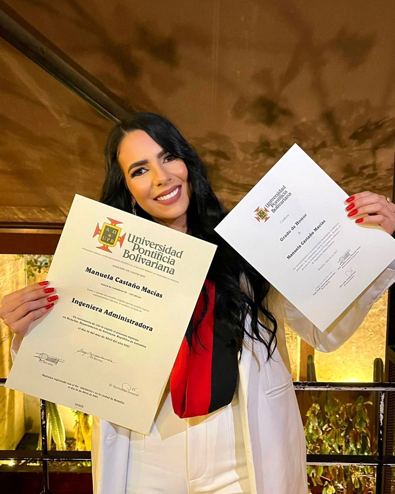 Manuela con sus diplomas 