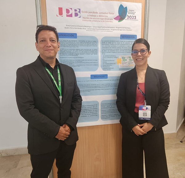 Docentes, Andrés Gallo y Diana Echeverry, presentando póster de investigación