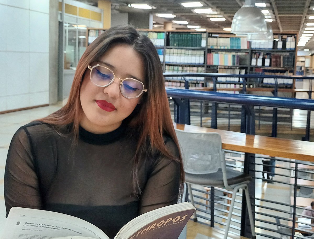 Estudiante leyendo en la biblioteca de la UPB