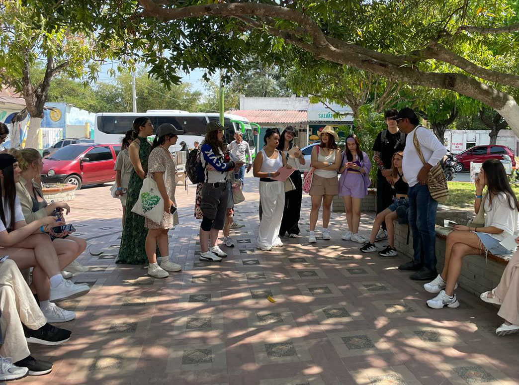 Estudiantes de la Facultad de Diseño de Vestuario, puntualmente de los cursos núcleo profesional territorios e identidades y núcleo profesional puesta en escena, llevaron a cabo una salida de campo por algunos municipios del Departamento del Magdalena