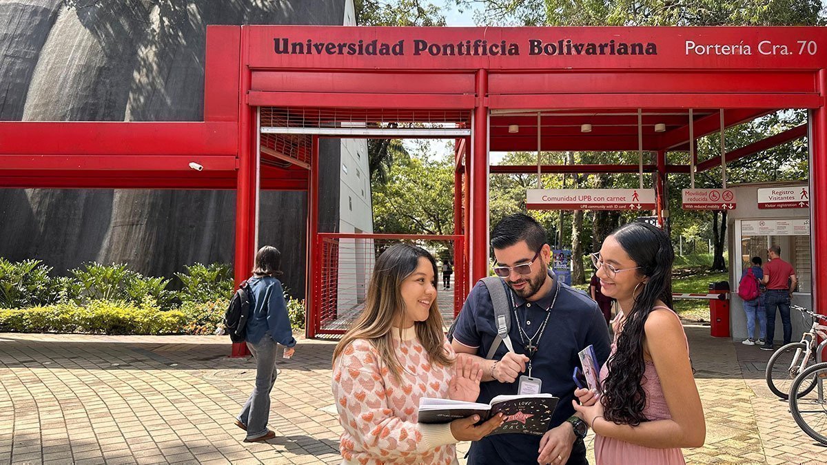 Estudiantes conversando al salir de la UPB.