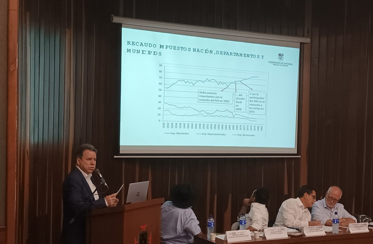 Eugenio Prieto, director del Departamento Administrativo de Planeación de Antioquia durante su intervención ante la Comisión de Ordenamiento Territorial del Senado.