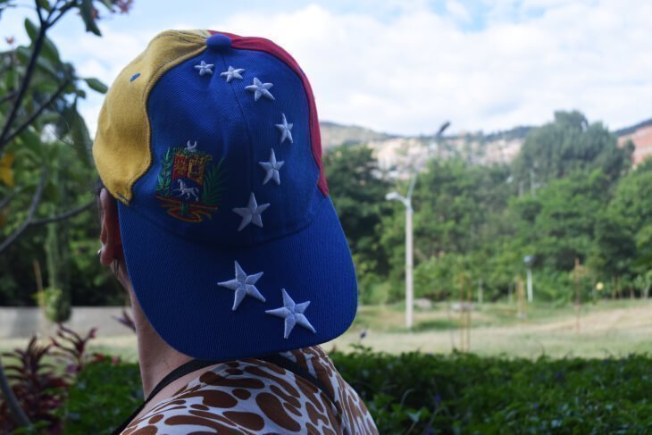 "Soila" usa una gorra de venezolana para pasar desapercibida entre los miles de migrantes que llegan a la ciudad.