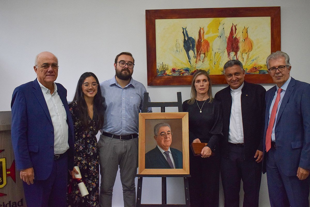 La familia del doctor Jorge Octavio Ramírez, en compañía del Rector General de la UPB, padre Diego Marulanda Díaz, y del decano de la Escuela de Derecho y Ciencias Políticas, Jaime Arrubla Paucar, rodeando su retrato.