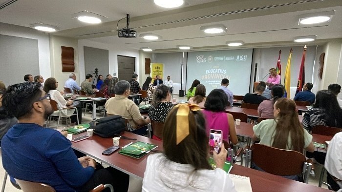 Personas reunidas en un auditorio en un foto educativo