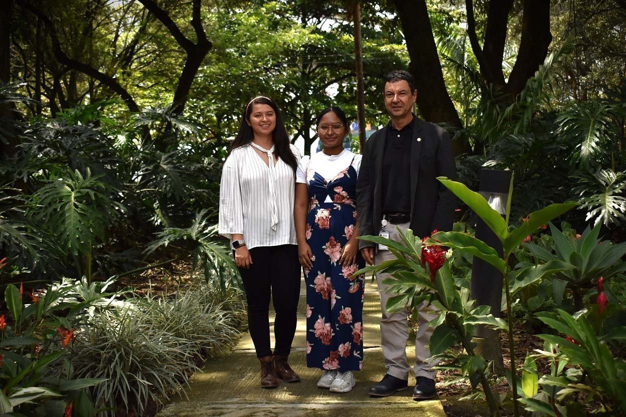 Yuliet Montoya Osorio, María Camila Oviedo Narváez y John Bustamante Osorno, del Grupo de Investigación en Dinámica Cardiovascular. Ellos hacen  hacen posible +Mujer +Ciencia +Equidad en Colombia. 