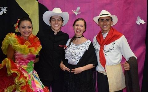 Dos parejas participantes del Festival Universitario de Danza por Pareja Mararay