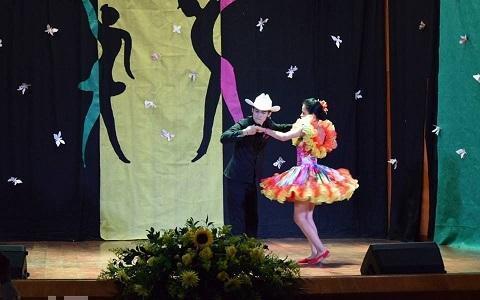 Pareja en medio de su participación del Festival Universitario de Danza por Pareja Mararay