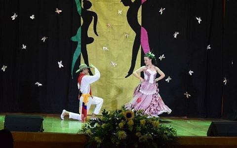 Pareja en medio de su participación del Festival Universitario de Danza por Pareja Mararay