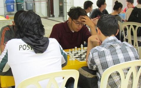 Estudiantes jugando una partida de ajedrez