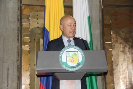 El vicerrector general, Luis Fernando Gómez, dirigió unas palabras de agradecimiento a los diputados presentes