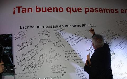 Rector dejando su mensaje en el backing de firmas que estaba en el Encuentro de Egresados Medellín 2016
