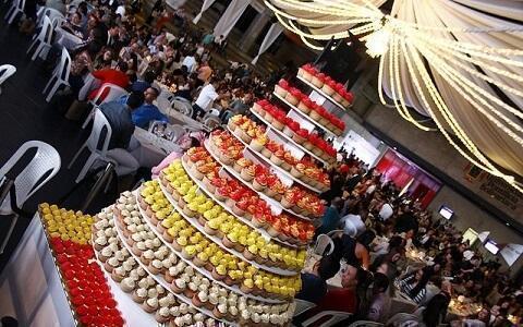 Torre de Cupcakes entregados a los egresados para celebrar los 80 años de la Universidad