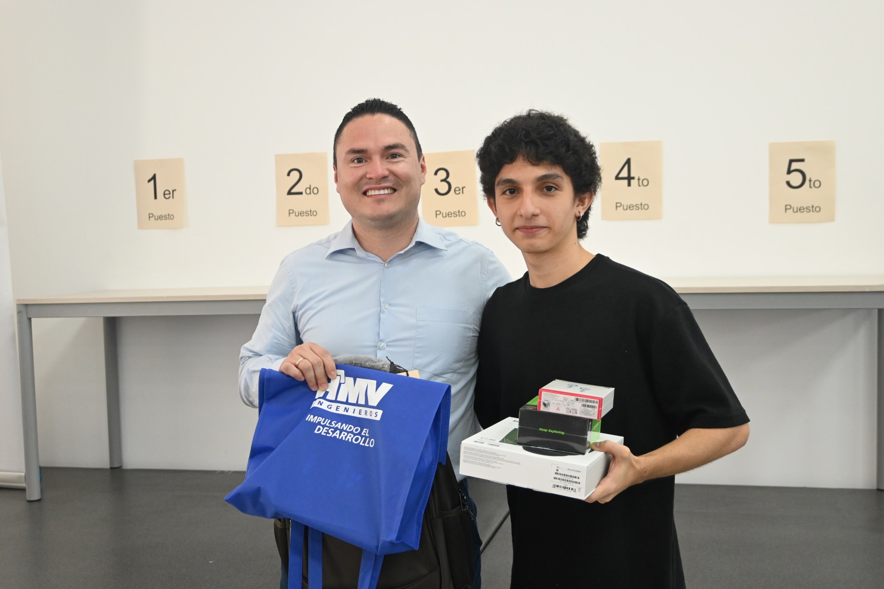 Jerónimo Quintero recibe el premio como ganador del Concurso.