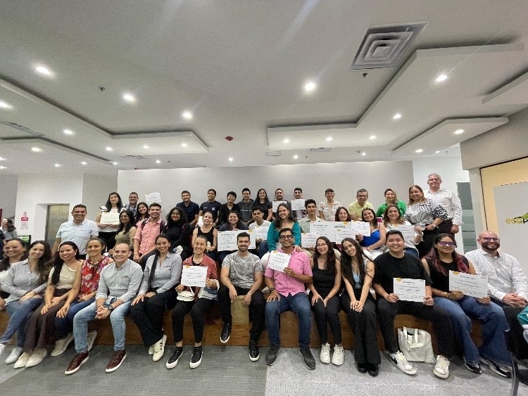 Muchas personas reunidas posando para una fotografía