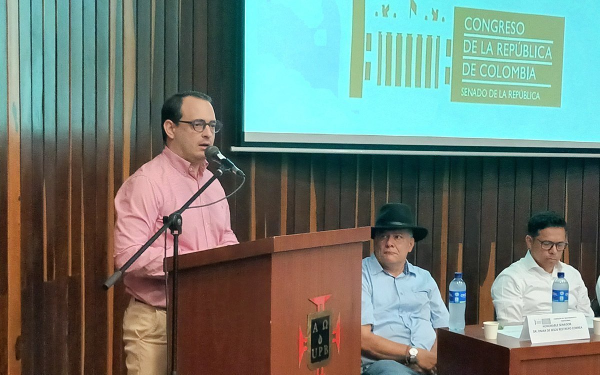 Hernán Vélez Vélez, director de la Facultad de Derecho de la UPB, durante su intervención ante la Comisión de Ordenamiento Territorial del Senado.