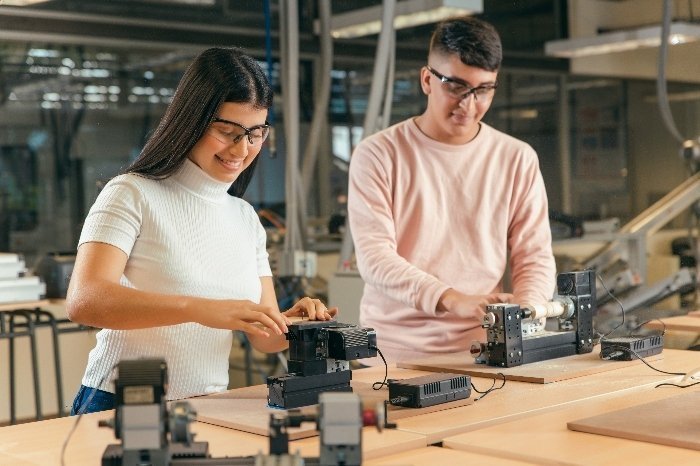 Estudiantes de ingeniería Industrial UPB en un laboratorio