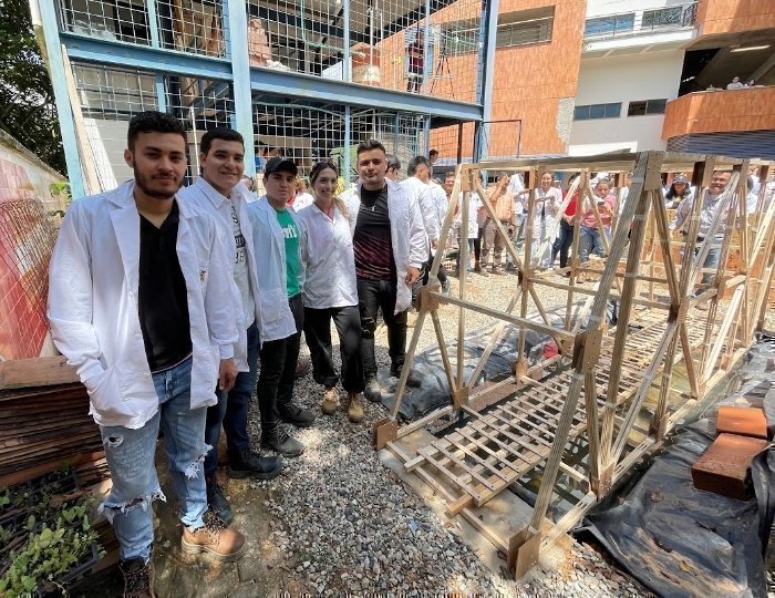 Estudiantes de Ingeniería Civil en campo posando para la fotografía