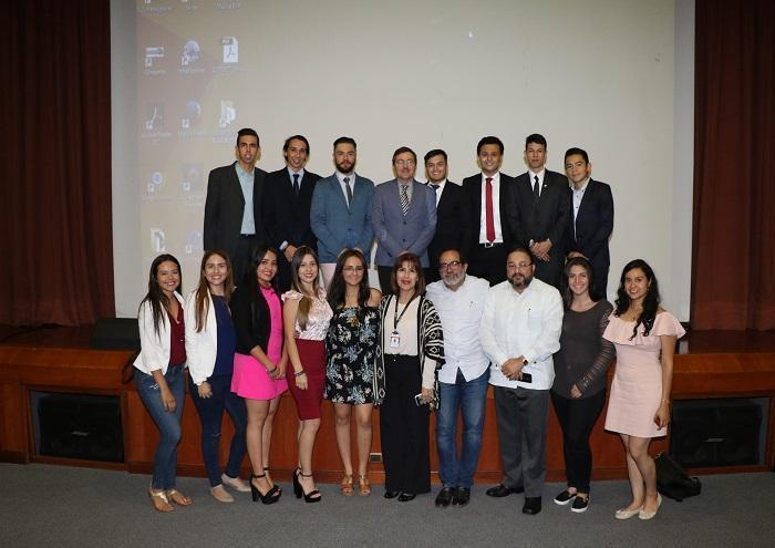 Estudiantes de Negocios Internacionales UPB junto a conferencistas invitados y la Decana de la Escuela de Economía Administración y Negocios 
