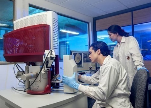 Hombre y mujer en un laboratorio analizando muestras