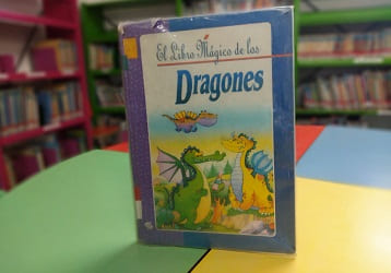 El libro mágico de los dragones by Jordi Busquets