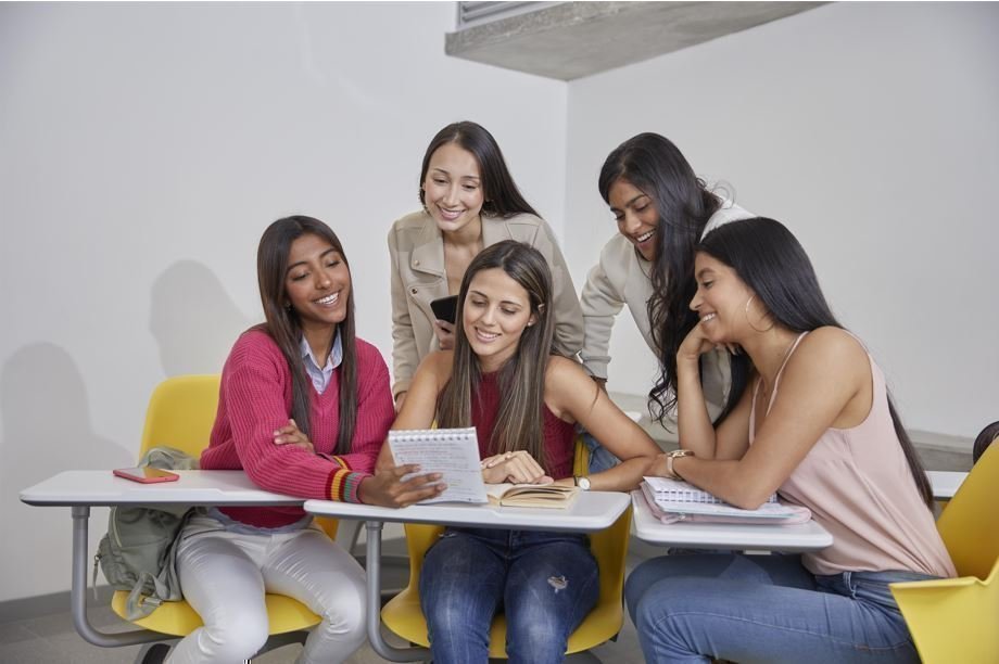 Charla liderazgos femeninos UPB